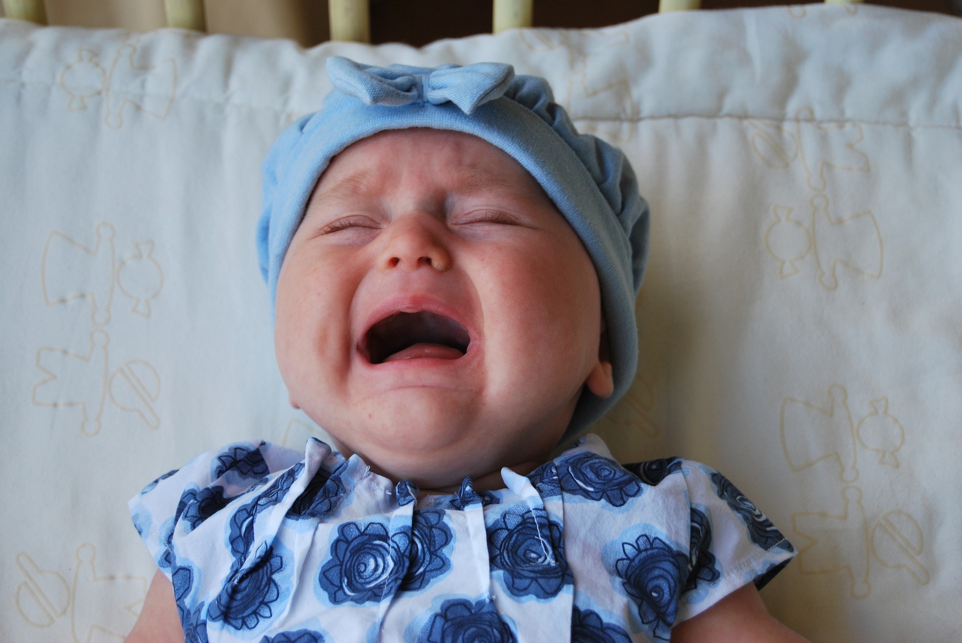 crying baby-215303_1920.jpg