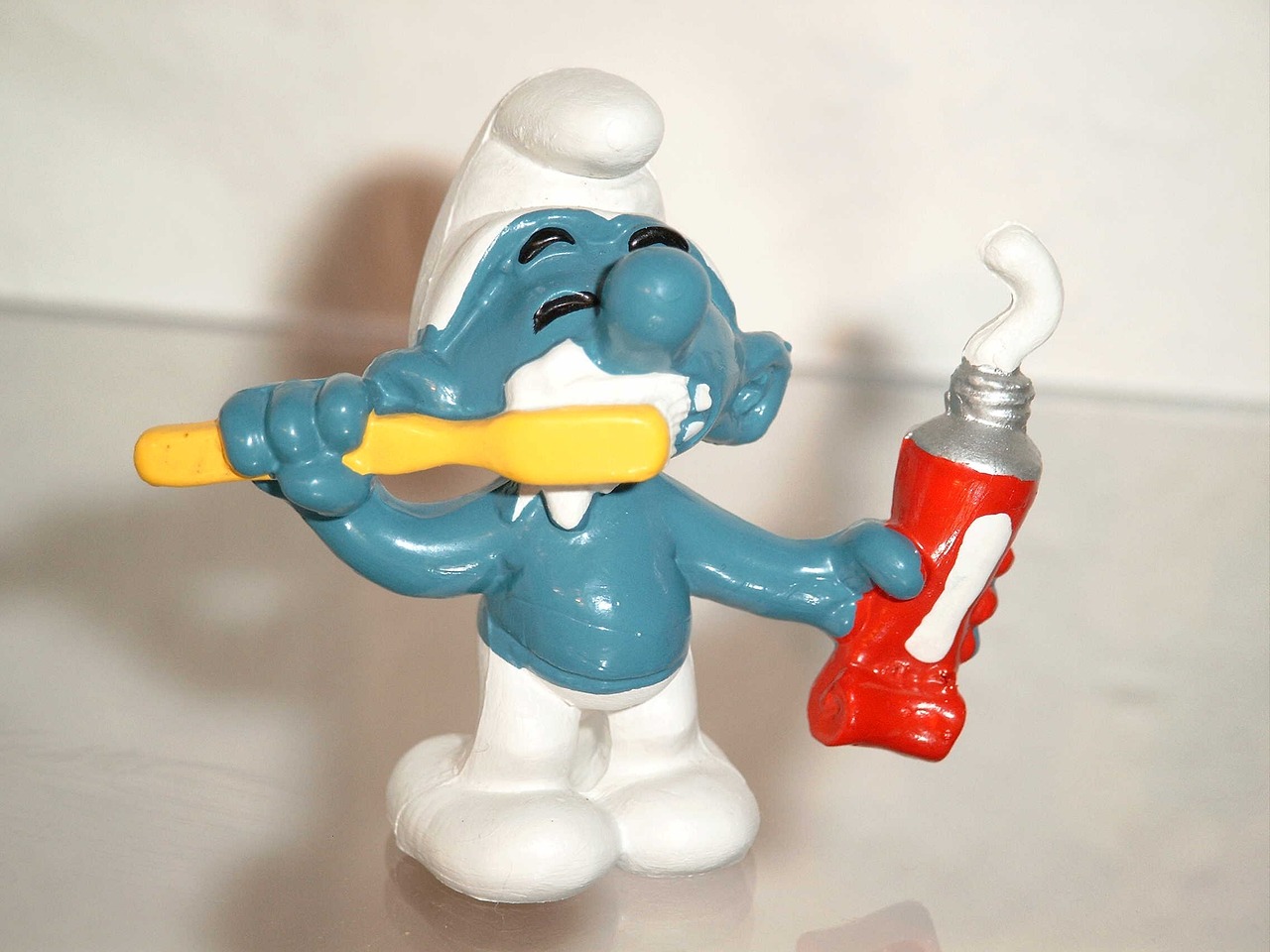 Smurf brushing teeth